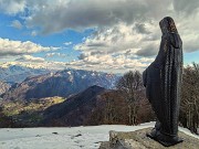 41 La bella Madonnina de I Canti con vista verso la Val Taleggio